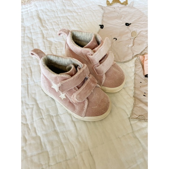 Gymboree Other - 🛍HOST PICK🌈Gymboree Velvet Sneakers
